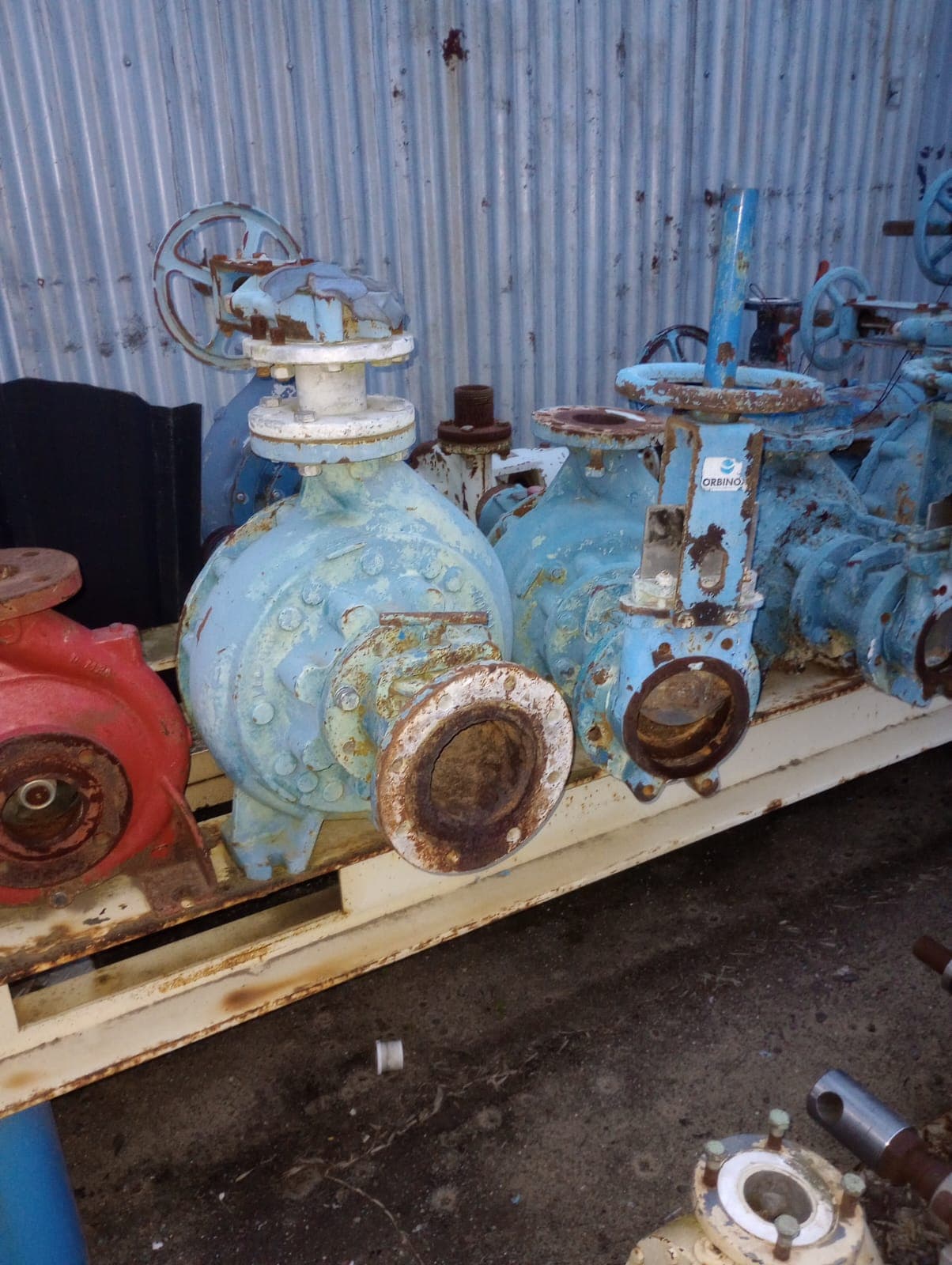 Equipos industriales en planta de Hierro Viejo